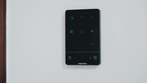 Sala de trabajo hibrido equipada con Crestron