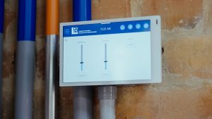 Tecnologia Crestron en sala de reuniones corporativa
