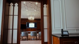 Sistema Crestron para colaboracion hibrida empresarial