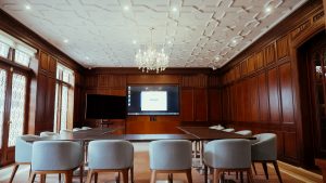 Instalacion Crestron en sala de juntas corporativa moderna