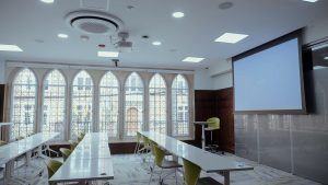 Sala Zoom Rooms con Crestron Flex