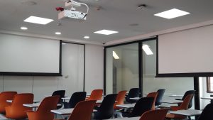 Panel tactil Crestron para control de sala