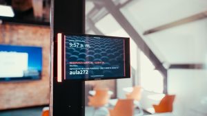 Crestron Flex en sala de reuniones con pantalla compartida