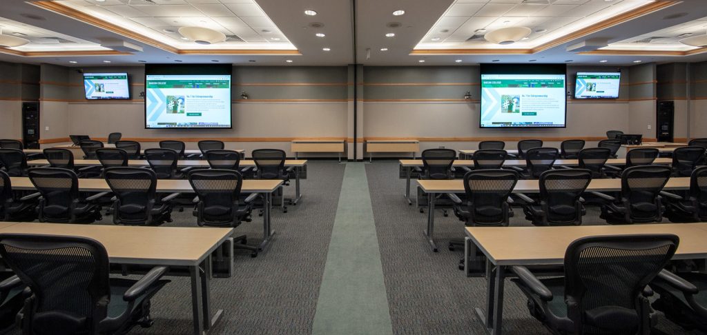 Aula universitaria con sistema Crestron para educacion hibrida