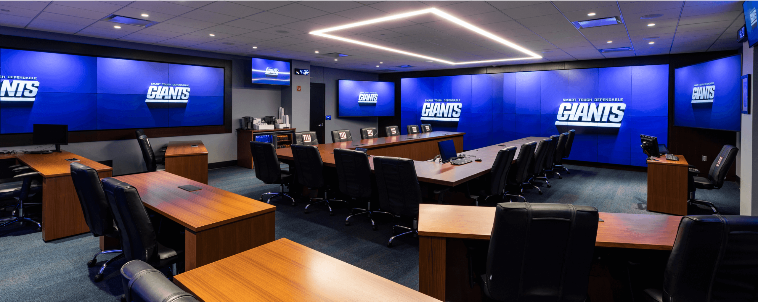 Sala corporativa con sistema de presentacion Crestron