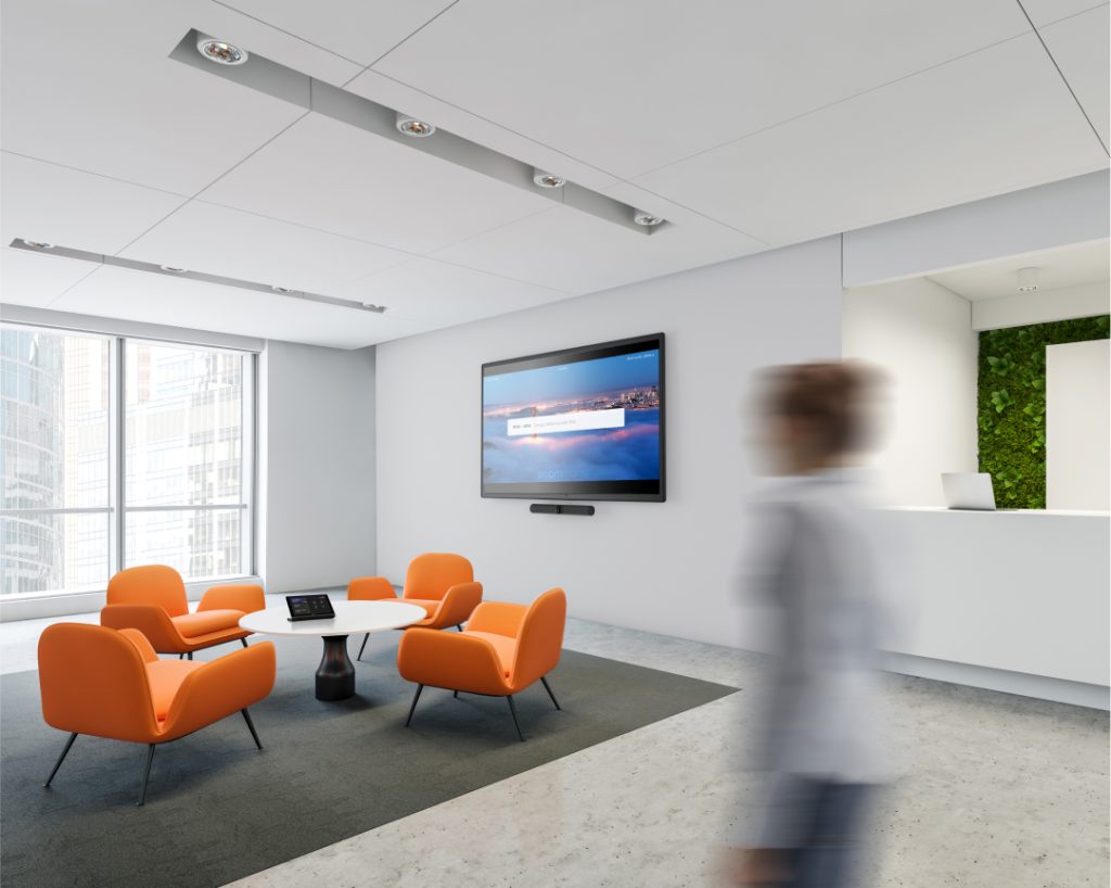 Espacio publico con pantallas y control Crestron